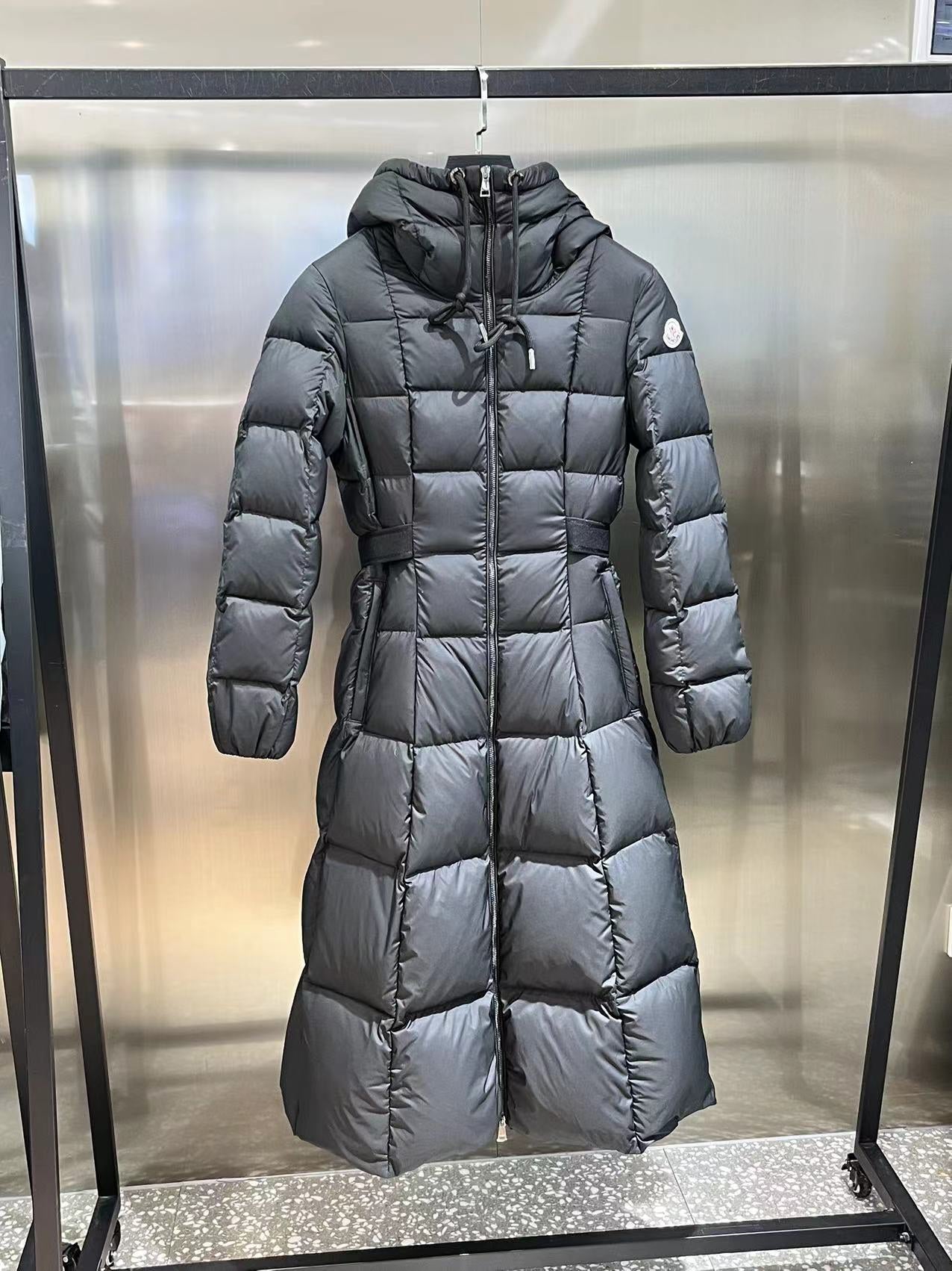 Moncler Down Feather Coat Long Sleeved For Women #1243582